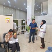 گسترش دسترسی شهروندان دیواندره به خدمات اورژانس اجتماعی؛ بنرهای مجهز به کیوآرکد در اصناف نصب شد