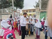 استقرار تیم سیار اورژانس اجتماعی بهار در روز جهانی کودک؛ معرفی خدمات خط ۱۲۳ به دانش‌آموزان