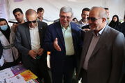 دکتر حسینی در بازدید از غرفه‌های نمایشگاه توانمندی‌های های جامعه هدف بهزیستی در داراب بر پایه ی محله محوری