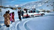 امداد رسانی به کودک ۷ ساله و نوزاد ۹ ماهه گرفتار شده در برف و کولاک