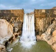 سامانه بارشی اخیر سد اخند عسلویه را برای نخستین بار به سرریز رساند