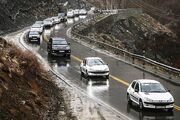 ترافیک سنگین در محورهای منتهی به تهران/ بارش باران در جاده‌های شمالی