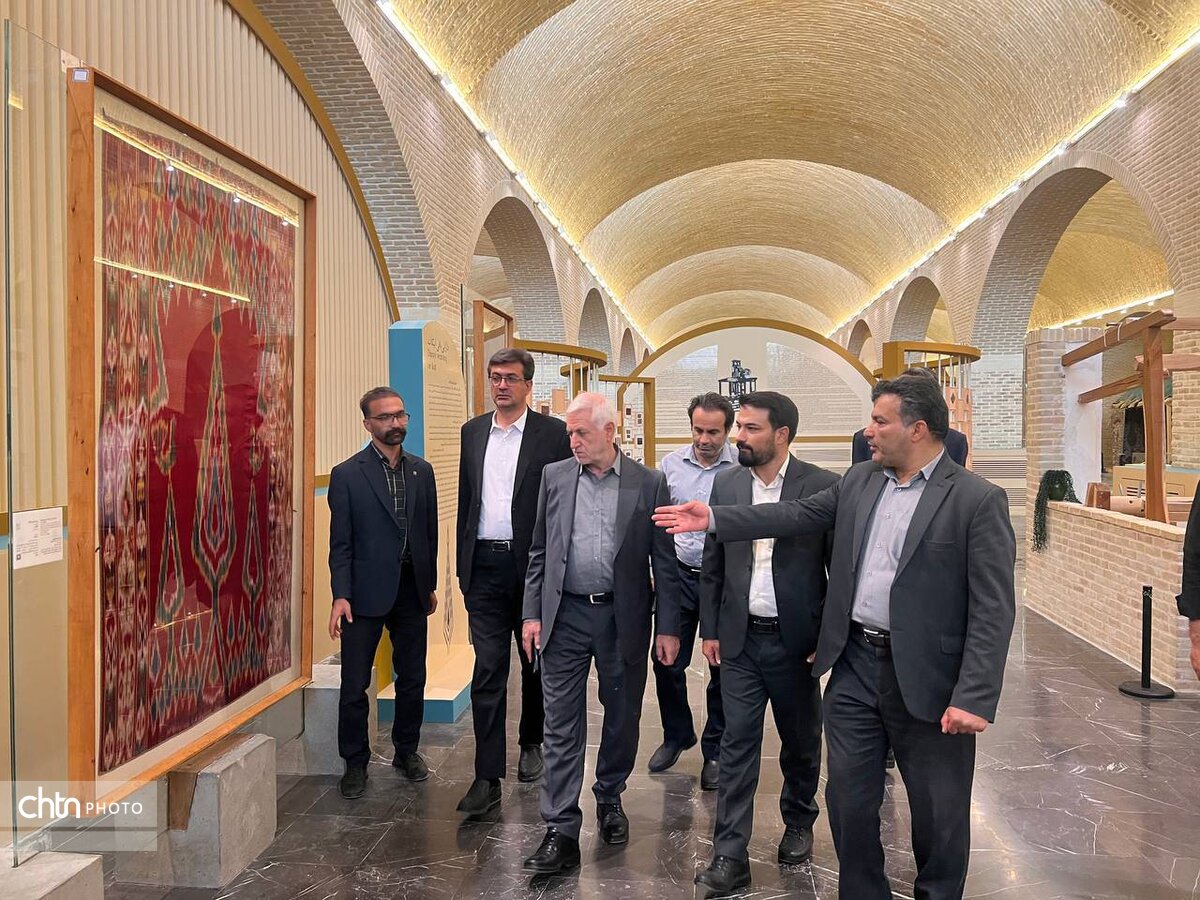 بازدید معاون صنایع دستی از موزه تار و پود یزد