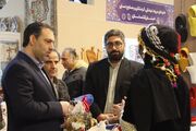 بازدید مدیرکل توسعه منابع انسانی و تحول اداری وزارت میراث‌فرهنگی، گردشگری و صنایع‌دستی از غرفه کرمانشاه