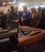 بازدید وزیر امور خارجه از غرفه چرم ایلام در نمایشگاه انجمن دیپلماتیک بانوان