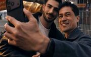 دستفروش که گردشگران برای عکس با او صف می بندند!