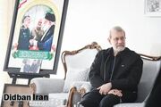 دیدار علی لاریجانی با خانواده شهیدان حاجی‌زاده و محمود باقری/ عکس خاص لاریجانی حین تماشای عکس های سرداران شهید جنگ 12 روزه + تصاویر