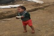 صحنه دردناک در غزه؛ کودکی زیر باران با ظرف خالی و چشمان گریا... -