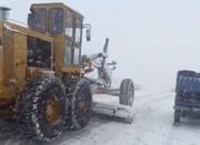 انجام عملیات برفروبی و نمک‌پاشی راهداران سنندج در محورهای مو... -