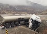 تانکر سوخت در گردنه نی‌آباد از محور خارج شد - اکونیوز