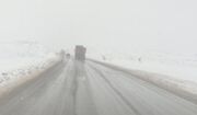 بارش برف در جاده تربت‌حیدریه به مشهد / مراقب لغزندگی جاده با... -