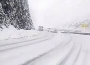 مه‌گرفتگی و بارش برف در محورهای کوهستانی و جنوب آذربایجان غر... -