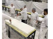 پخت کیک ۵۰۰ متری در حرم رضوی به مناسبت میلاد امام زمان (عج) - اکو