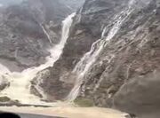 کوه‌های حاجی‌آباد هرمزگان تبدیل به آبشار شد+ فیلم