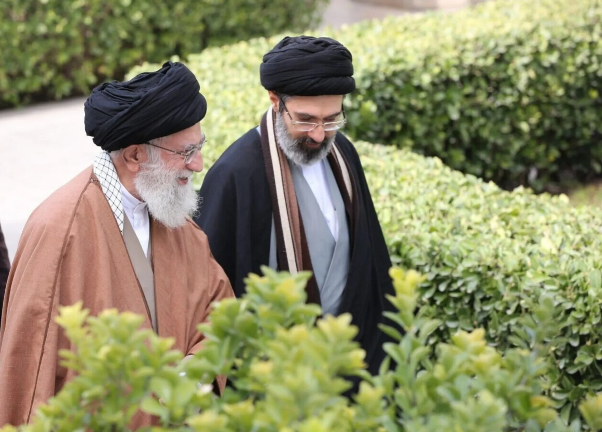 مادر شهیده حداد عادل: رهبر انقلاب در مراسم تدفین رهبر شهید حضور داشتند