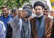 آیت الله خامنه‌ای همچنان در مخالفت با جانشینی هر یک از فرزندانش مصمم است؛ مجلس خبرگان هم به این تصمیم احترام می گذارد