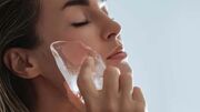 آیا مالیدن یخ روی صورت واقعاً منافذ پوست را کوچک می‌کند؟