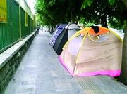 گزارش اعتماد از مشكلات خانواده‌هايي كه از شهرستان براي درمان سرطان كودكانشان به تهران مي‌آيند؛ چادر نشینی همراهان بیماران در پایتخت