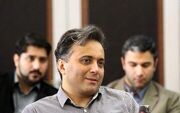 از «بن‌بست راز» تا راز ماندگاری «خانه به دوش» و «متهم گریخت» / گفت‌وگو با صدای خاطره‌ساز دهه هشتاد؛ اخشابی: بعضی میم‌ها آنقدر بامزه‌اند که خودم هم می‌خندم، اما شعر علی معلم را دست‌کم نگیرید!