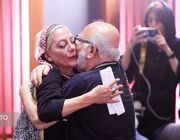 علیرضا داودنژاد نشان‌دار شد/ بوسه «زهرا» بر دستان پدر در فقدان «رضا»