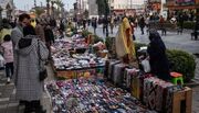 گزارش روزنامه اعتماد از زندگی دستفروشان در خیابان انقلاب / از زنی که برای گذران زندگی سه شغل دارد تا معلمی که دستفروشی می‌کند