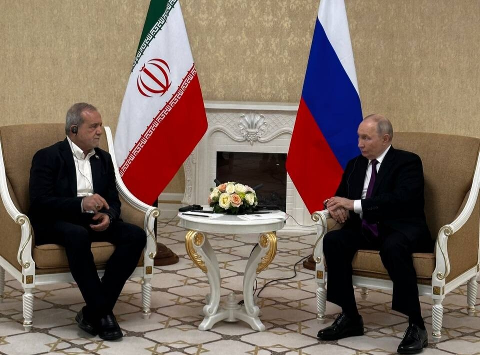 پوتین در دیدار با پزشکیان: روسیه آماده کمک به ایران برای حل بحران خاورمیانه است