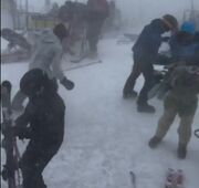 جنگ تن به تن اسکی‌بازان با کولاک +ویدیو