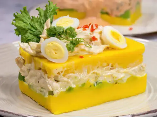طرز تهیه کائوسا رِیِنا؛ پیش‌غذای لایه‌ای و رنگارنگ پرویی