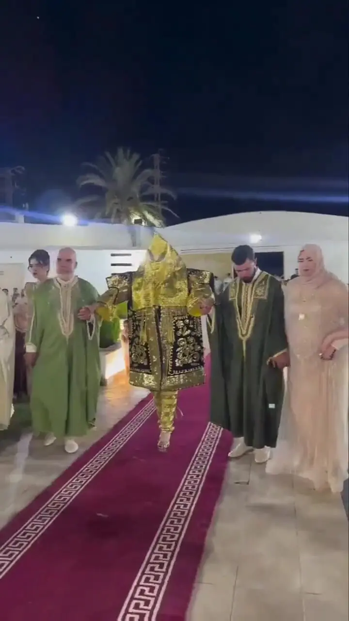عروس با پوشش زردوزی شده برای دفع چشمزخم