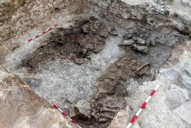 کشف اسکلت ۲۱۰۰ ساله با تاج زرین