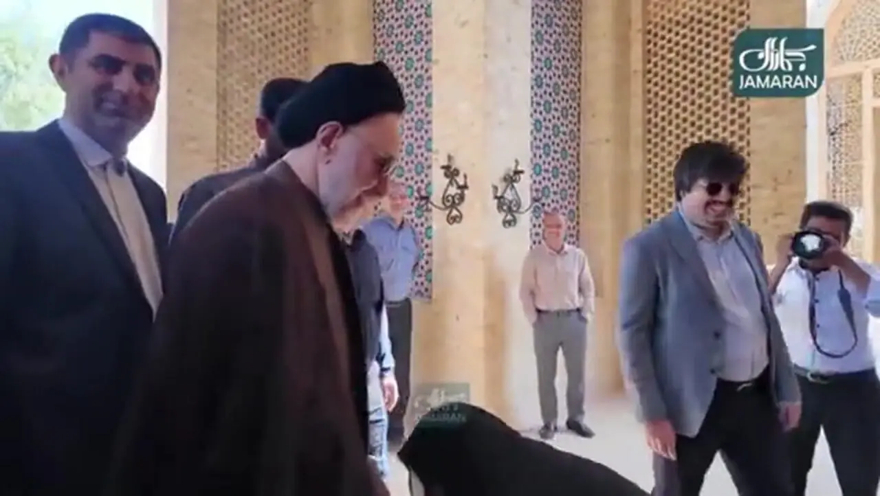 بانوی سالخورده یزدی خطاب به خاتمی: دست بده طبق فتوای آقای خمینی