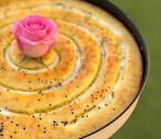 طرز تهیه کیک پنیری حلزونی؛ کیک وانیلی با روکش پنیری