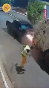 لحظه فرار کارگر شهرداری از مرگ
