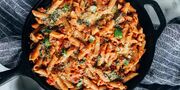 طرز تهیه پاستا اسفناج با سس گوجه فرنگی چیلی