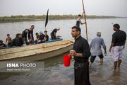 (تصاویر) گذر زائران اربعین از رودخانه دز