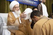 (عکس) بوسه آیت الله نوری همدانی بر عمامه