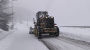 (ویدئو) بارش برف درجاده‌های کردستان و تلاش راهداران برای برفروبی