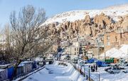 (ویدئو) بارش شدید برف در یک روستای تاریخی