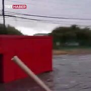 غرق شدن خیابان‌ها و خودروها در پی وقوع سیل در شیلی