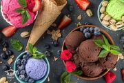 طرز تهیه بستنی قیفی خانگی با میوه و شکلات