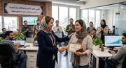 چگونه هدیه سازمانی به افزایش وفاداری کارکنان کمک می‌کند؟