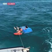 نجات کودک سرگردان روی تشک بادی در دریا