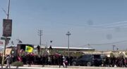 خودروی حمل پیکر رهبر شهید در مسیر پیاده‌روی اربعین