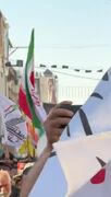 تصاویر؛ عراقی‌ها با نقل قولی از شهید علی لاریجانی در مراسم تشییع