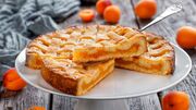 طرز تهیه پای زردآلو؛ پای پنیریِ میوه‌ای با بافت نرم و روکش کرانچ