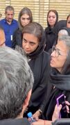 همسر و دختر اکبر عبدی در مراسم یادبود
