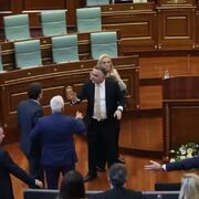 پرتاب تخم‌مرغ به سمت نخست‌وزیر کوزوو در پارلمان