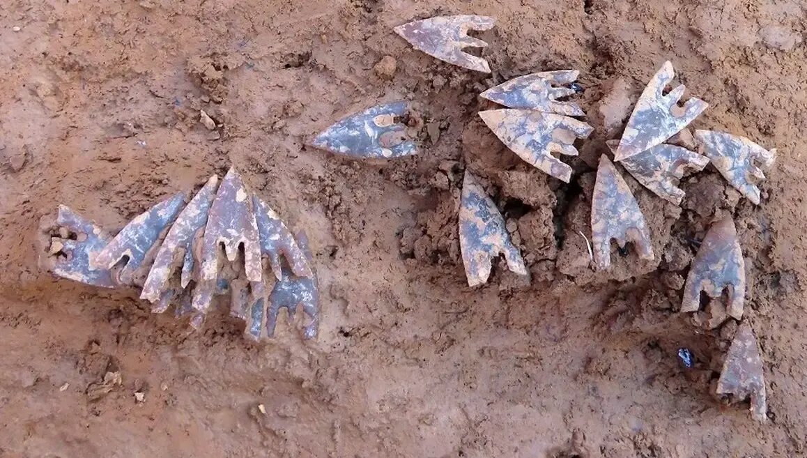 بیرون آمدن تیرهای سنگی از مقبرۀ رئیس قبیله! | عکس