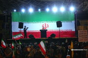 نمایی تازه از واکنش مردم در میدان انقلاب هنگام اعلام خبر حمله موشکی ایران به اسرائیل |‌ ببینید