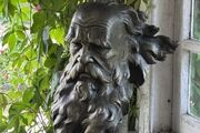 نخستین مجسمه ایرانی به خانه‌موزه تولستوی اهدا شد